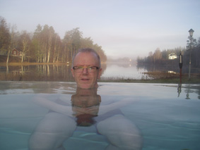 Hr Svensson badar utomhus 19 november.